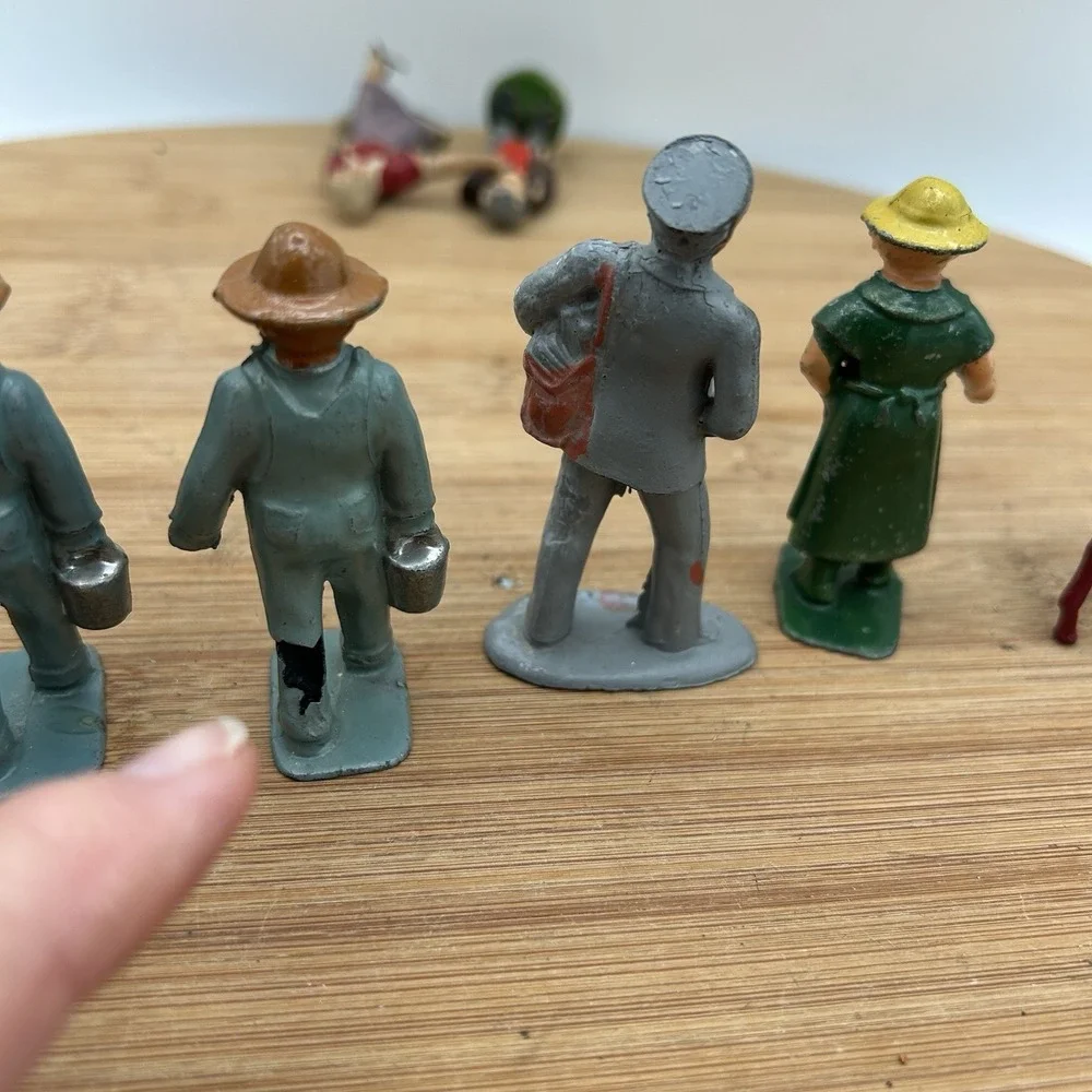 Vintage Barclay & Unbranded Lead Figures Lot of 8 People‎ And Animals